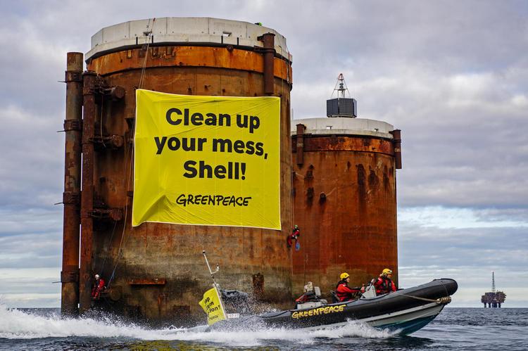 UK: Greenpeace Activists Board Shell Oil Rigs In Protest Against Plans ...